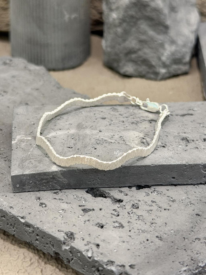 B1558 Wave Wire Bracelet