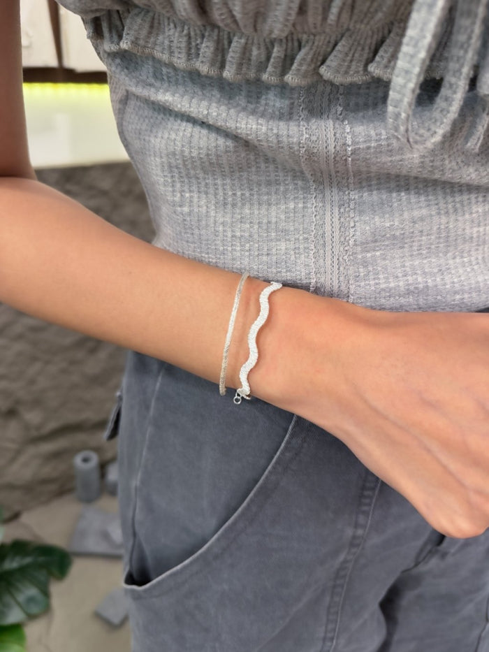B1558 Wave Wire Bracelet