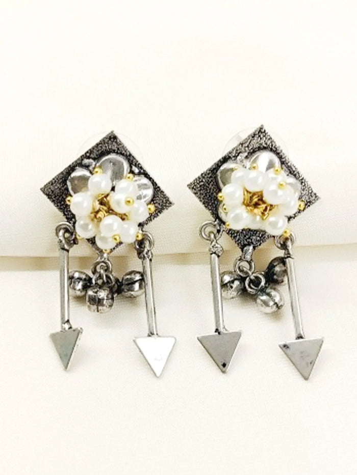 Deeva White Pearl Oxidized Earring