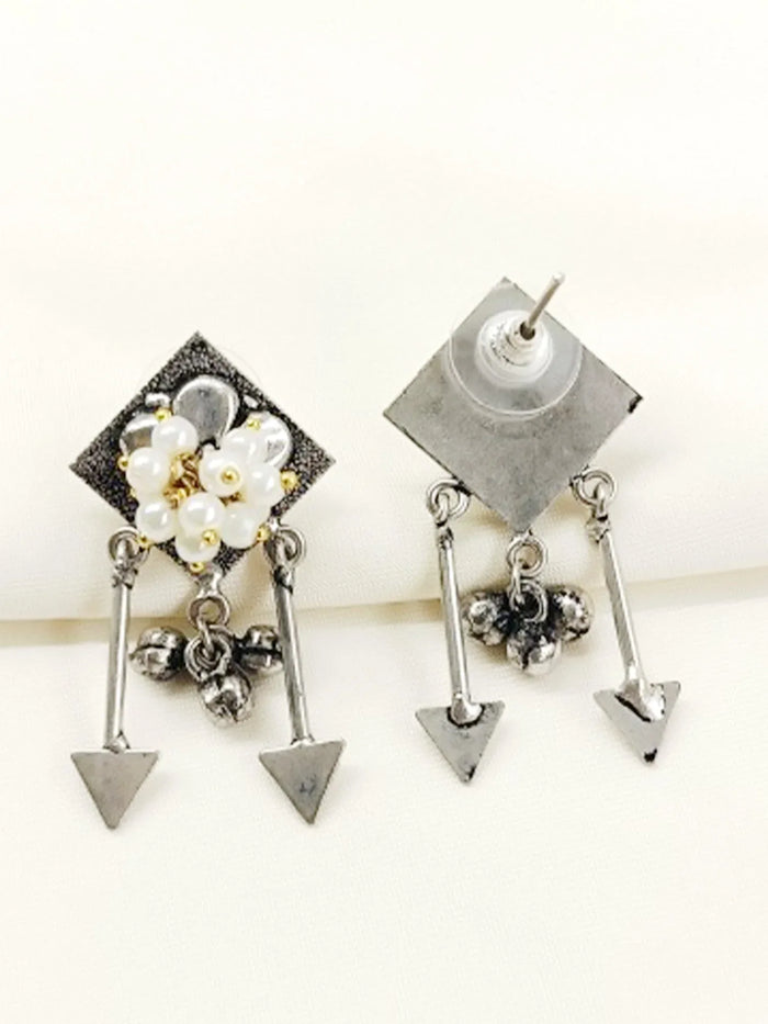 Deeva White Pearl Oxidized Earring