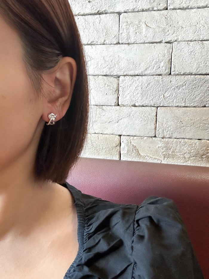 E1410 Knotted Hoop Earrings
