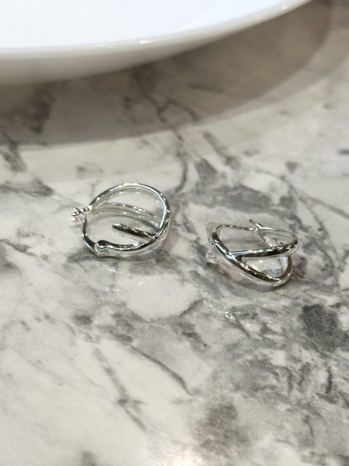 E1411 Crisscross Hoop Earrings
