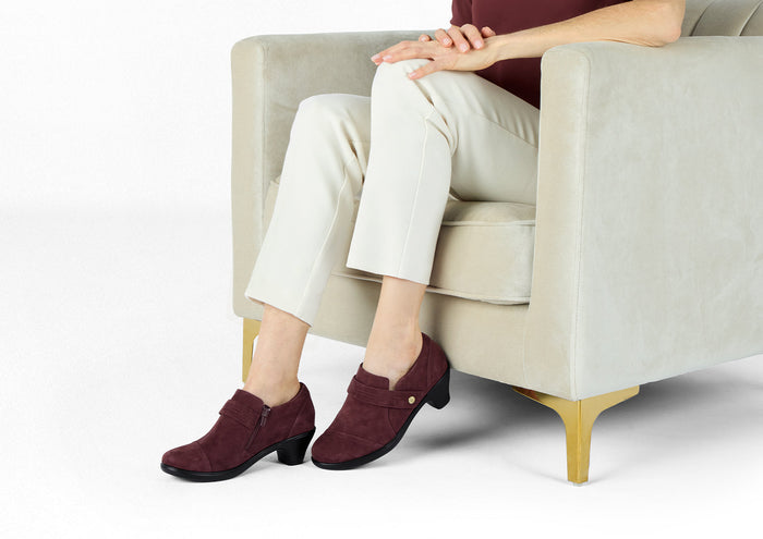 Eva – Warme Tiefe in leuchtendem Merlot  - By Qivii