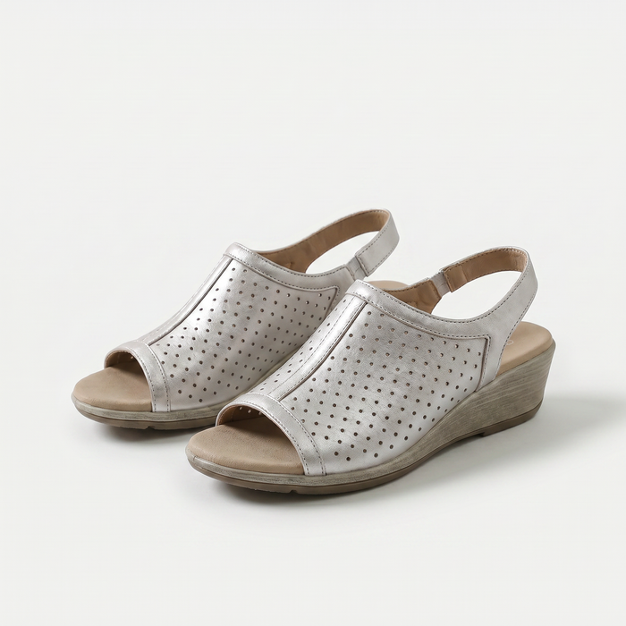 Hazel – Schimmernde Eleganz in metallic Platin  - By Qivii
