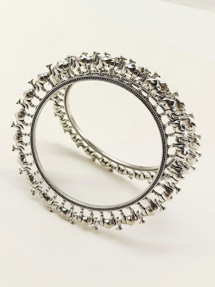 Kanakojjvala Plain Oxidized Bangle