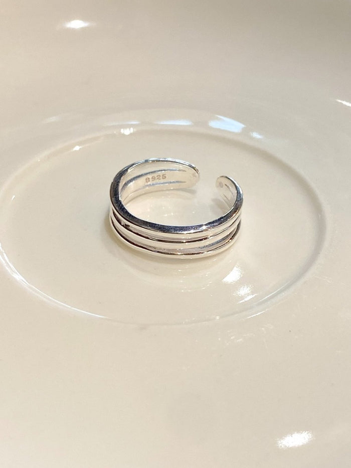 R1417 Smooth Triple Ring