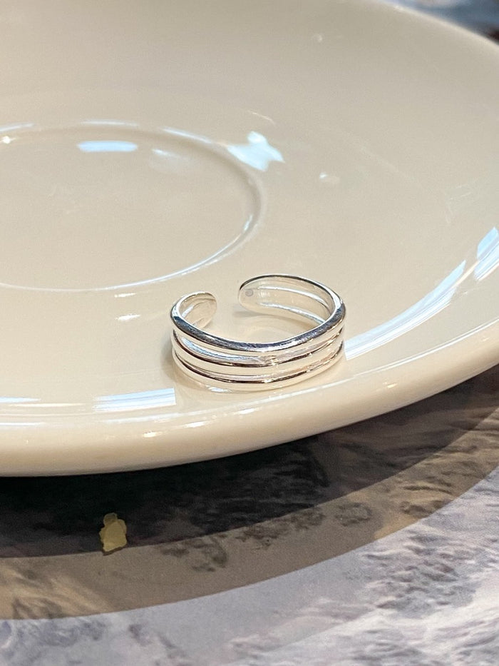 R1417 Smooth Triple Ring