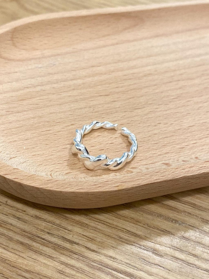R1436 Large Twisted Ring