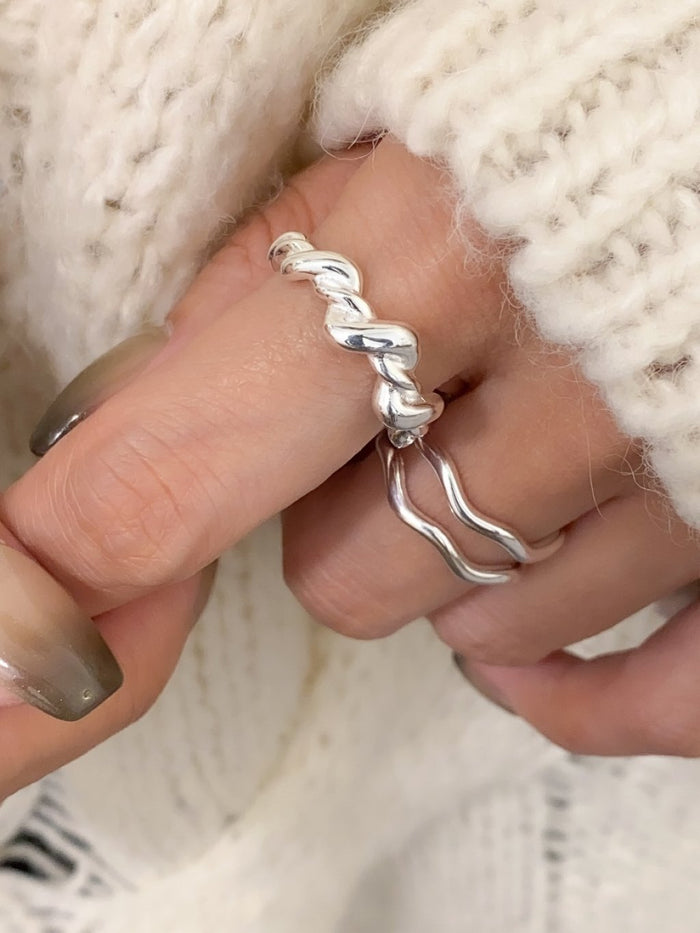 R1436 Large Twisted Ring