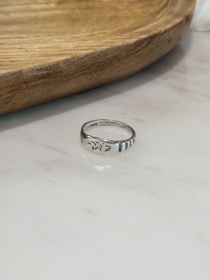 R1682 Distressed Ethnic Pattern Ring