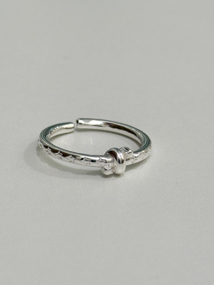 R1700 Knotted Star Pattern Ring