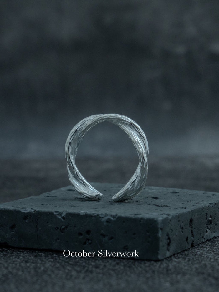 R1791 Minimalist Cross Ring