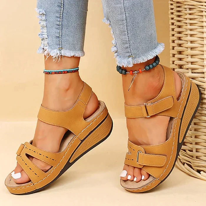 Sandy - Bequeme Orthopädische Sandalen mit Keilabsatz  - By Qivii