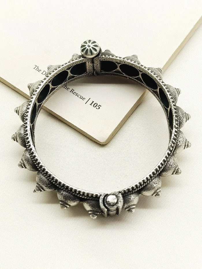 Yashodhara Plain Oxidized Kada